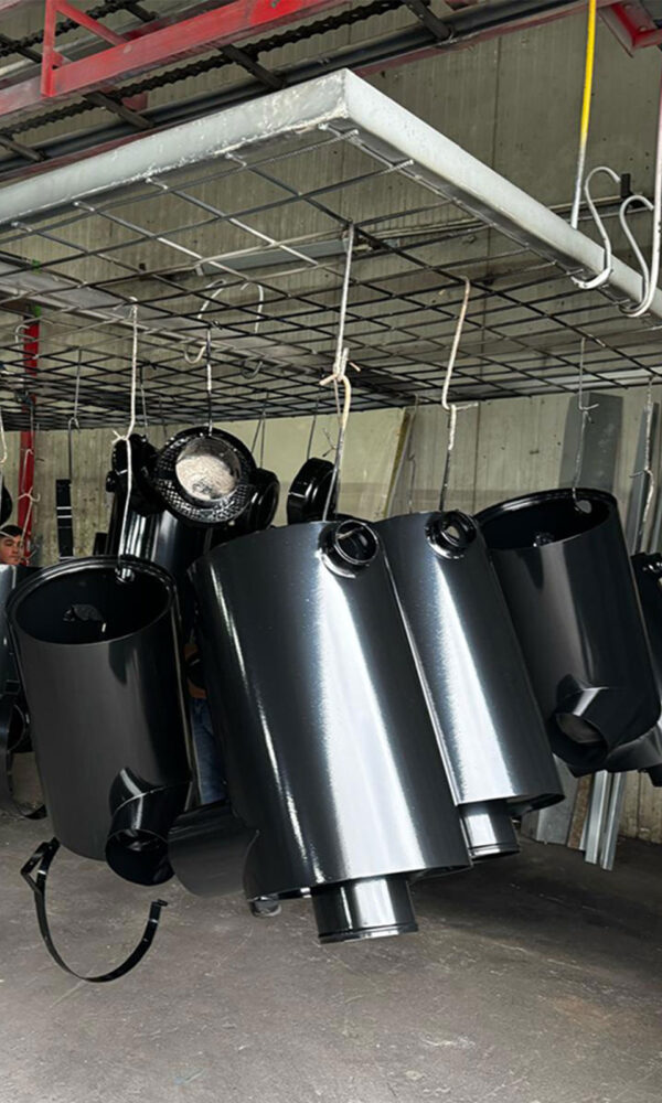 Fırından Çıkmış Boyanmış Metal Parçalar | Homojen Renk Dağılımı - Ankara Elektrostatik Toz Boya | Dayanıklı ve Estetik Kaplama Çözümleri Fırın sonrası elektrostatik toz boyalı metal parçaların yakın plan görünümü