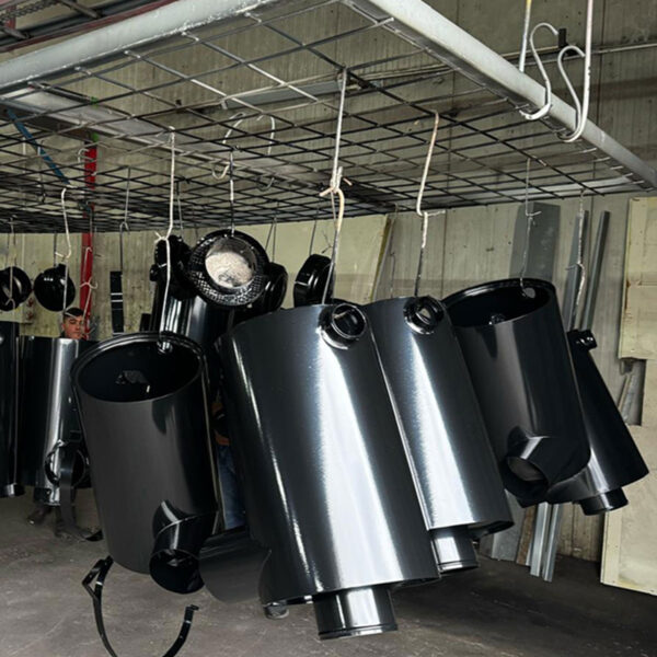 Fırın sonrası elektrostatik toz boyalı metal parçaların yakın plan görünümü