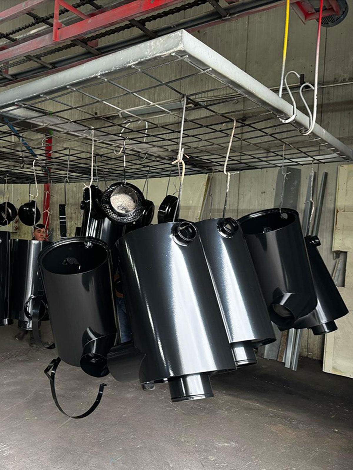 Fırından Çıkmış Boyanmış Metal Parçalar | Homojen Renk Dağılımı - Ankara Elektrostatik Toz Boya | Dayanıklı ve Estetik Kaplama Çözümleri Fırın sonrası elektrostatik toz boyalı metal parçaların yakın plan görünümü
