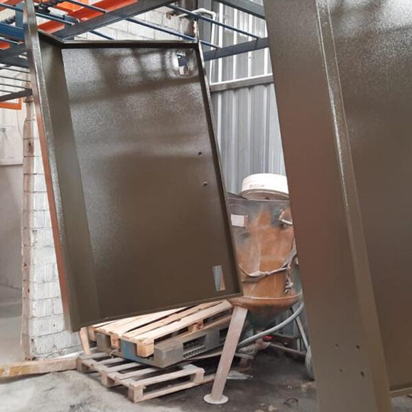 Elektrostatik Toz Boya Sonrası Yüzey | Renk Netliği ve Parlaklık - Ankara Elektrostatik Toz Boya | Dayanıklı ve Estetik Kaplama Çözümleri Elektrostatik toz boya sonrası parlak ve net renklere sahip yüzey görünümü